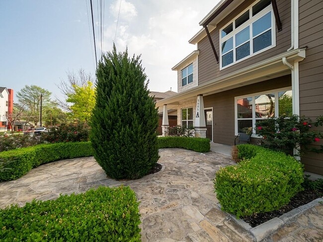 Building Photo - 5605 Roosevelt Ave