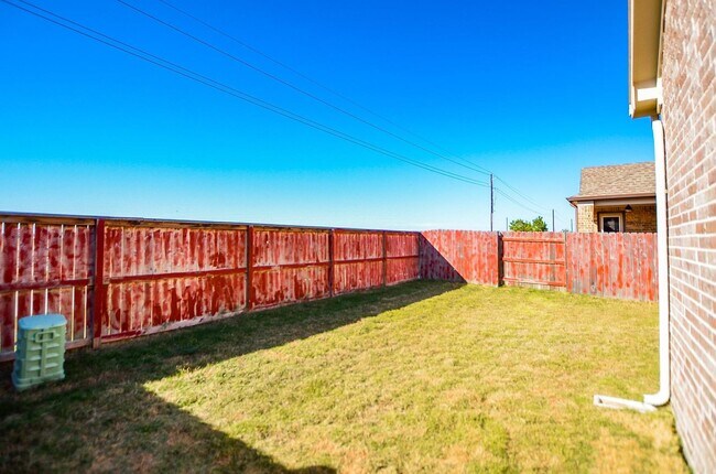 Building Photo - Beautiful 2 story home with 4 bedrooms, 2,...