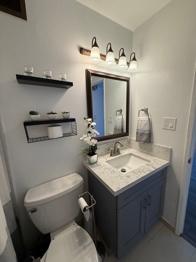 Building Photo - Likini West