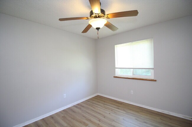 Building Photo - 3/2 with Updated Kitchen & Solar – Minutes...