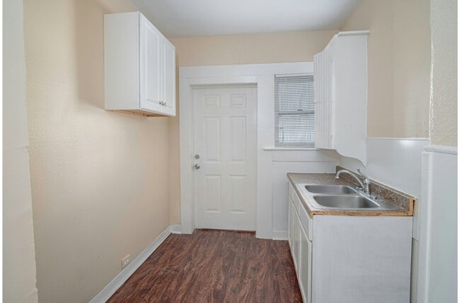 Building Photo - 111 S Olive St