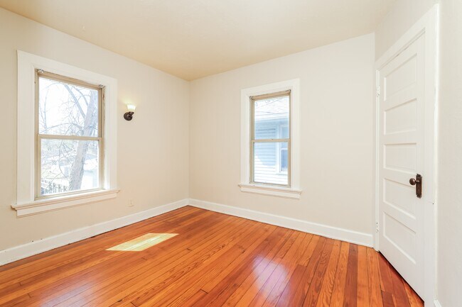 Building Photo - 920 E Stewart St