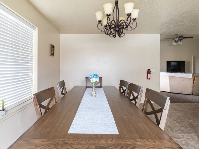 Building Photo - 674 Tanglewood Dr