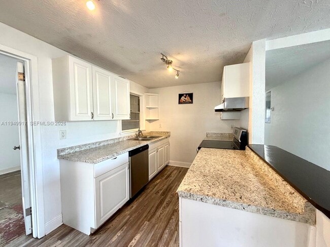 Building Photo - 565 Forrest Dr