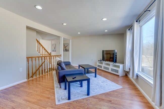 Building Photo - 7913 Central Park Cir