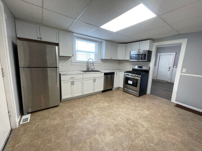 Building Photo - Two Bedroom Home - NE Side of Grand Rapids!