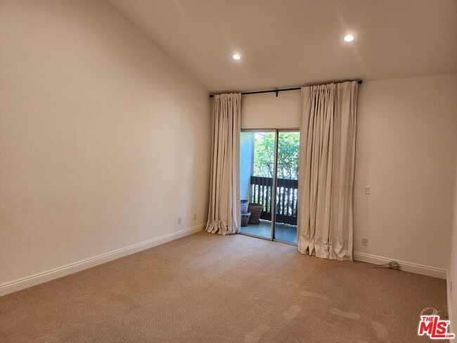 Building Photo - 1546 Palisades Dr