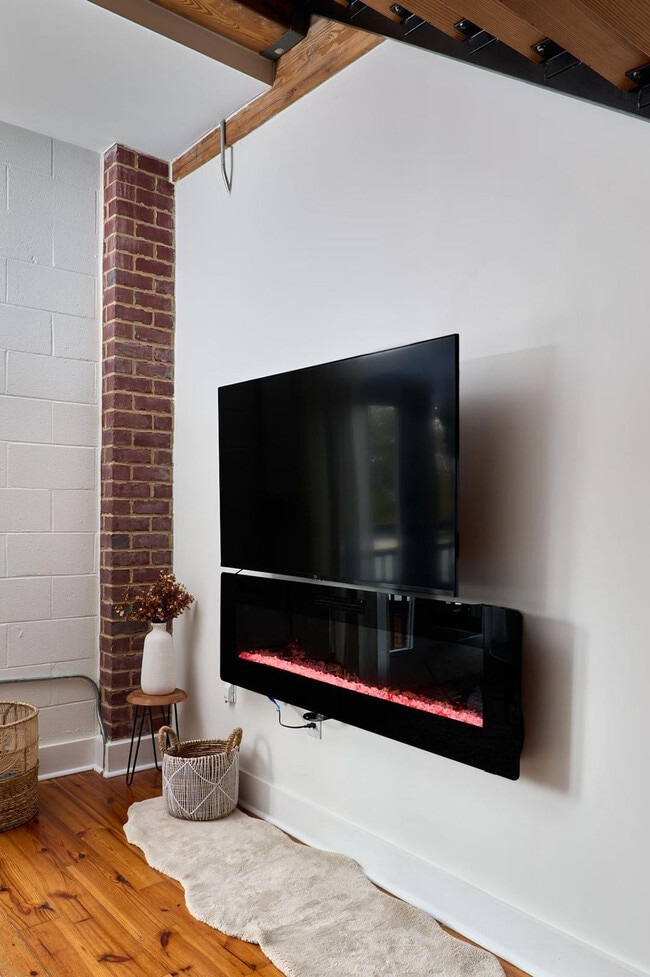 Building Photo - 403 E 33rd St