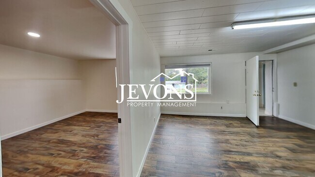 Building Photo - $1,000 Rent Credit if move-in occurs befor...