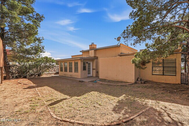 Building Photo - 604 La Chapa Ave