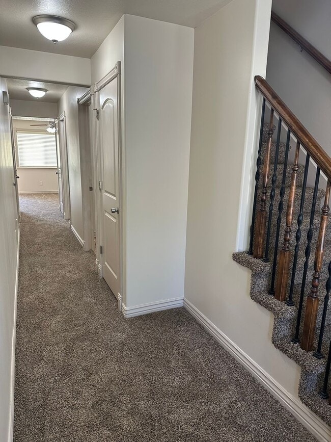 Building Photo - Modern 3 Bed, 2.5 Bath Townhouse - Excelle...