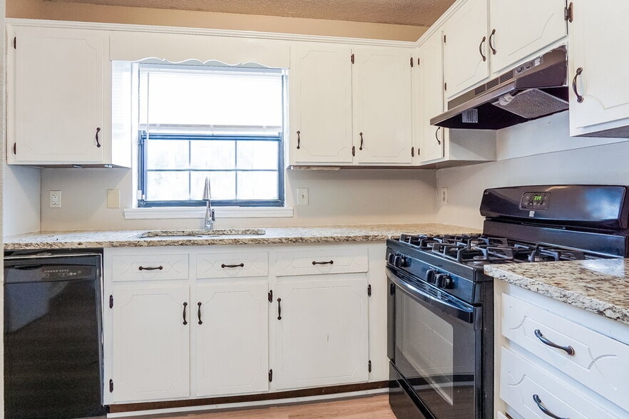 Building Photo - 904 Cedar Crest Dr