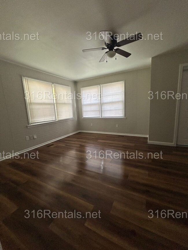 Building Photo - $1300- 4 bed 1 bath - Single Family Home
