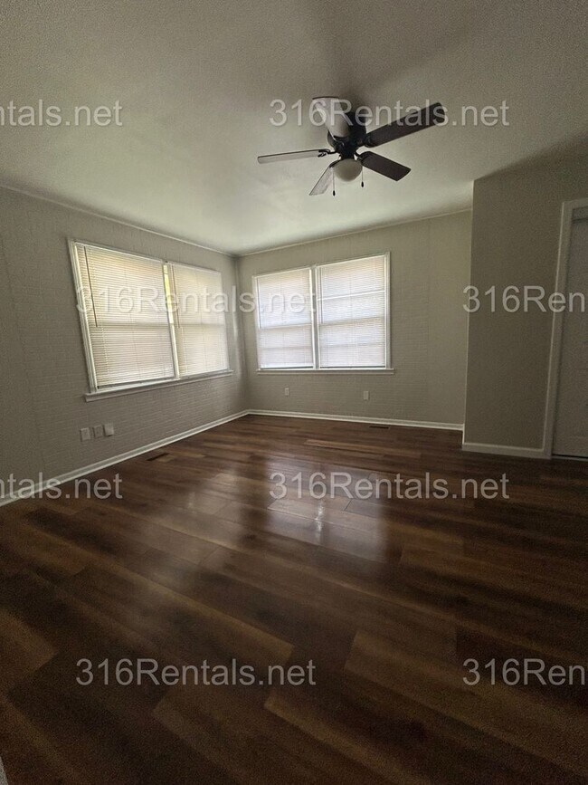 Building Photo - $1345 - 4 bed 1 bath - Single Family Home