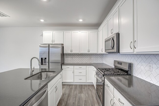 Building Photo - 3/2.5 Townhome Close to Southpoint w/ Garage!