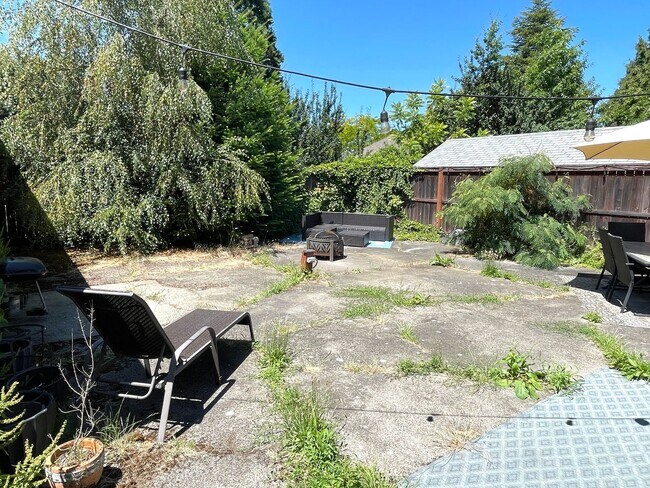 Building Photo - Charming Montavilla bungalow, 3 bed, 2 bath with fully fenced backyard