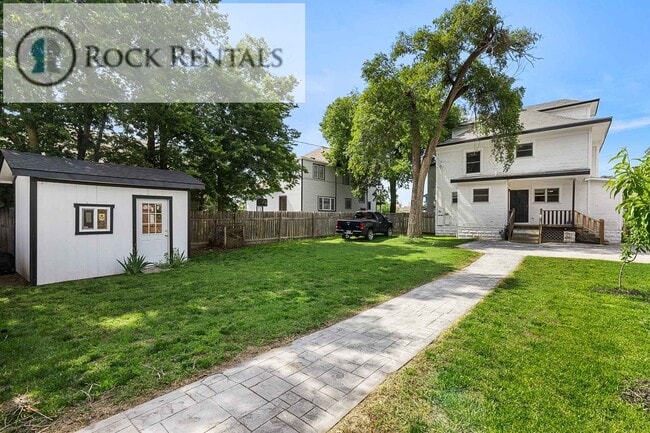 Building Photo - Large Updated Three Bed Two Bath with Patio