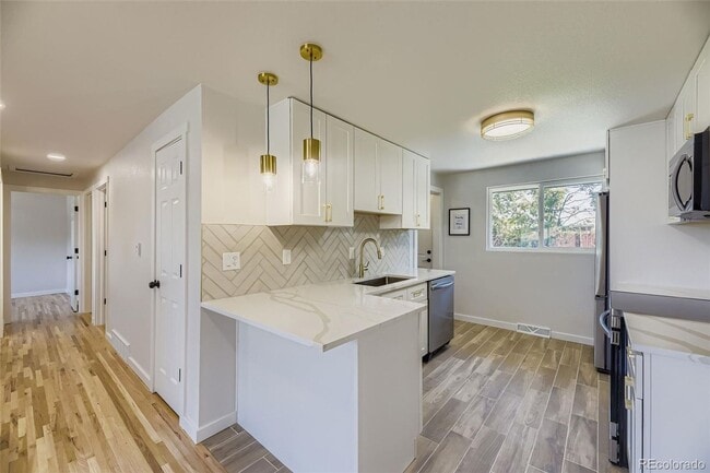 Building Photo - Newly Renovated 3 bed, 1 bath in Englewood (Top Unit)