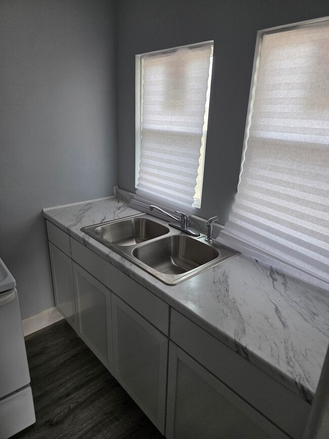 Building Photo - 29 S Gladstone Ave