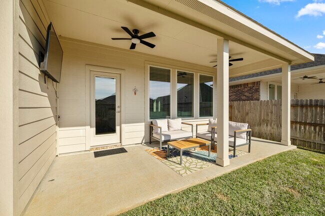 Building Photo - 573 Newcomb Holw Dr