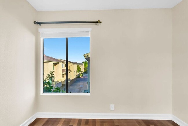 Building Photo - Beautiful townhome in La Jolla!  Three bedrooms plus office/extra bedroom! Available immediately!