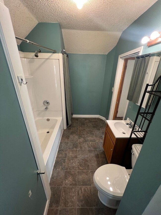 Building Photo - Upper Level 2 Bedroom Apartment - AVAILABLE JUNE