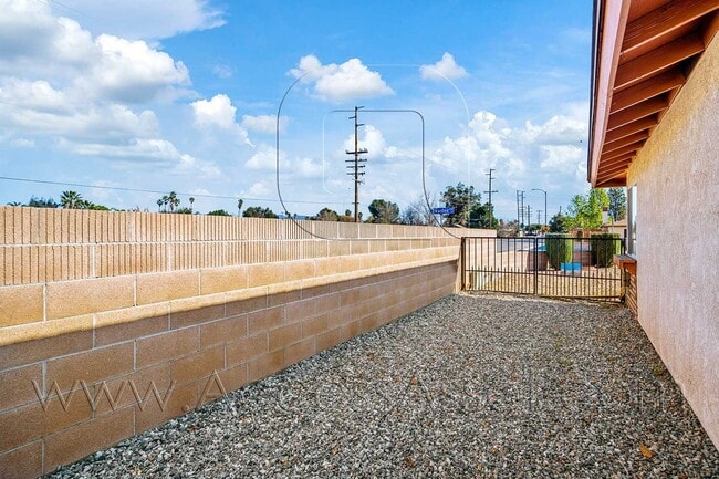 Building Photo - Single-Story 3 Bed with Covered Patio & Gated Yard