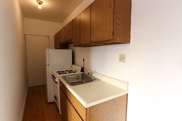 Building Photo - 962 W Cornelia Ave