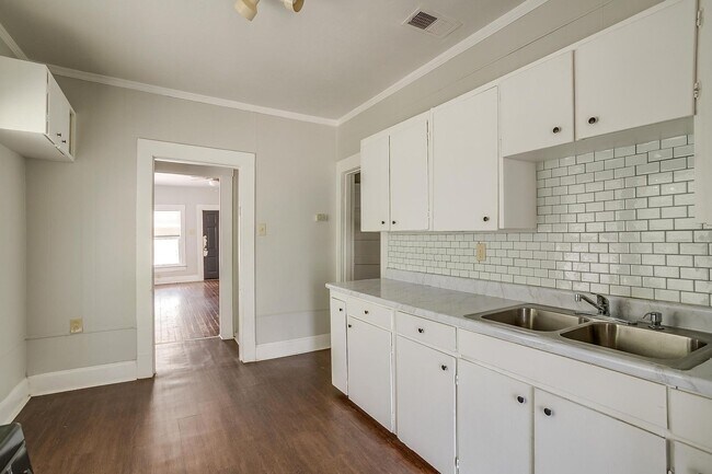 Building Photo - Large 4 Bed, 2 Bath in the heart of Histor...