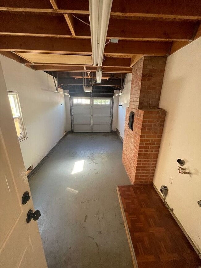 Building Photo - Great 3 Bedrooms 1 Bath home near Lake Chabot