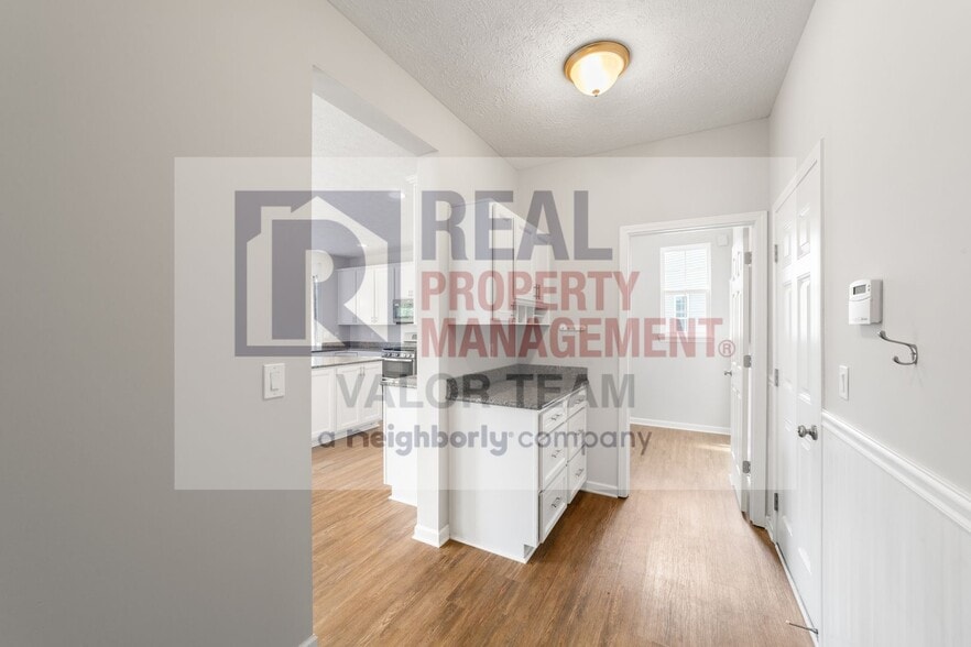 Building Photo - Custom 4 Bed, 3.5 Bath Home in Highly Desi...