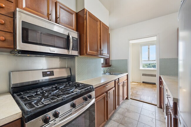 Building Photo - 5355 Henry Hudson Pkwy W