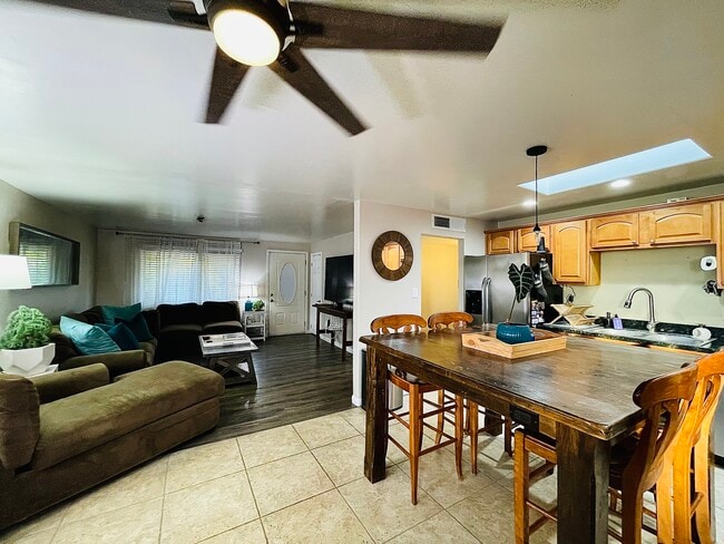 Building Photo - 3813 E Gelding Dr