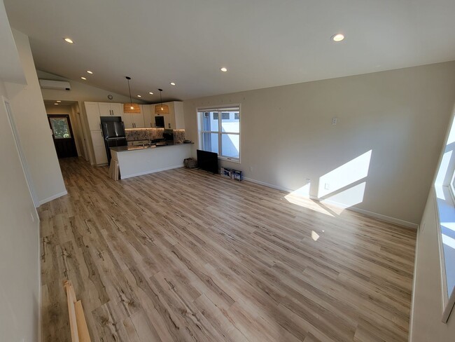 Building Photo - AVAILABLE March 1st - 3 Bed 1 Bath