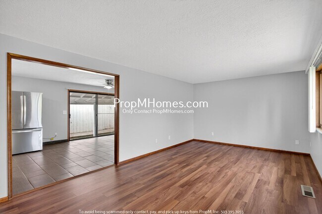 Building Photo - Updated Three Bedroom Home in Oregon City!