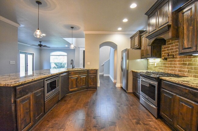 Building Photo - Stunning 4 bedroom, 2.5 bathroom home in Fayetteville!