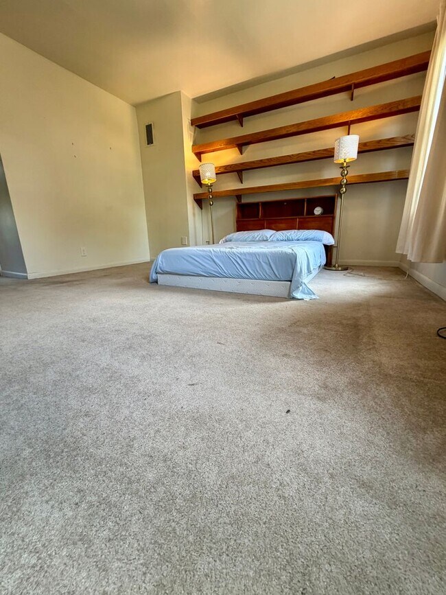Building Photo - Stunning 4-Bedroom Home Nestled in Spruce Hill! Available in Mid-August!