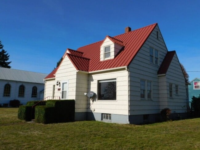 Building Photo - 4Bd/1Ba Two Story House - Available to View!