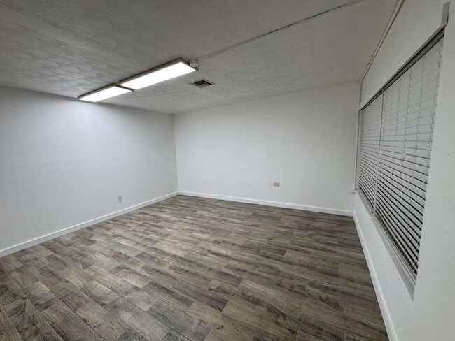 Building Photo - 3350 Powerline Rd