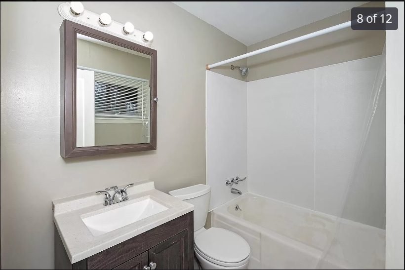 Bathroom - 4370 Eastway St