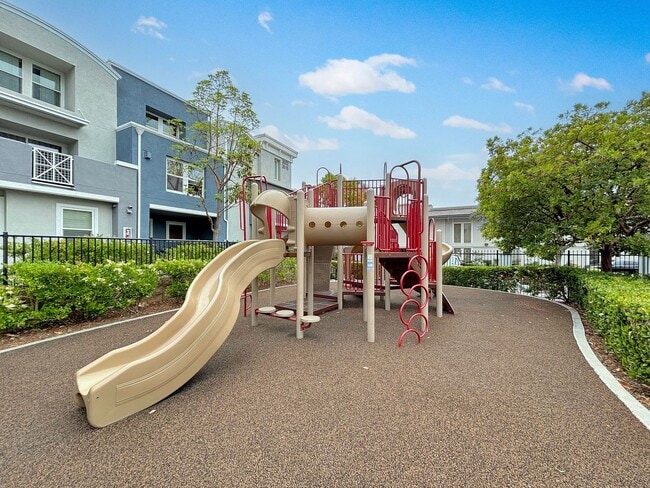 Building Photo - SD: Bright 2BD/2.5BA Townhome in Point Loma with Fireplace, Private Balcony & Tandem Garage