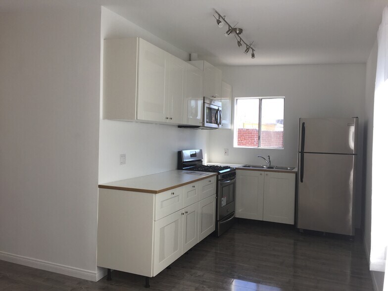 Building Photo - 4870 W Adams Blvd