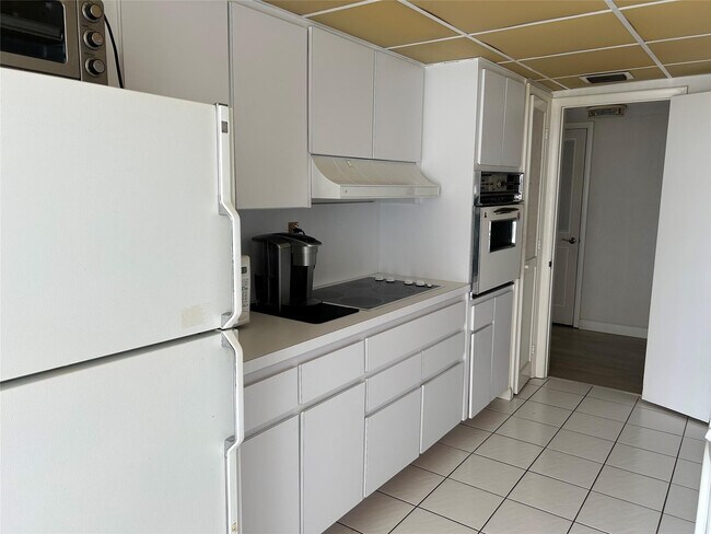 Building Photo - 4020 Galt Ocean Dr