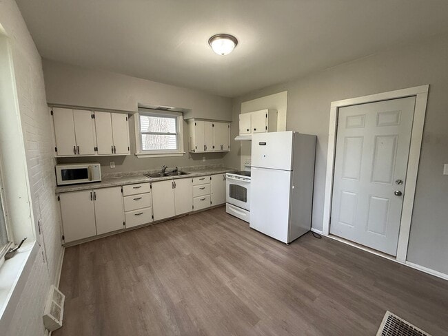 Building Photo - Spacious 4-Bedroom Home Close to Campus
