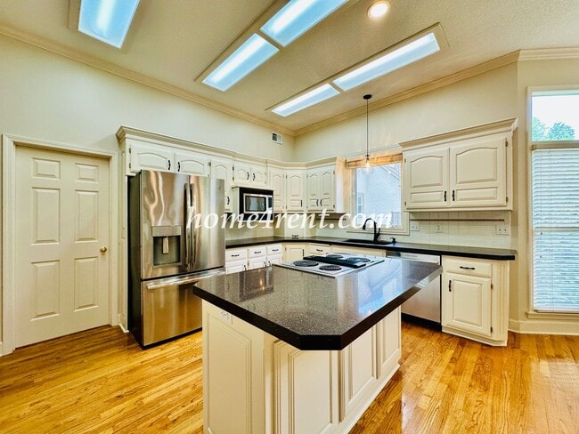 Building Photo - Exceptional 1.5 Story Home in the Prestigious Loch Lloyd Community!