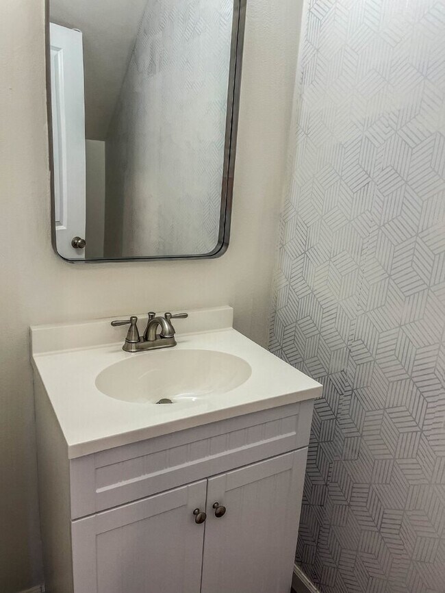 Building Photo - 3 Bed 2.5 Bath 2 Car Garage 1493sf Low maintenance yards. Prime Location.