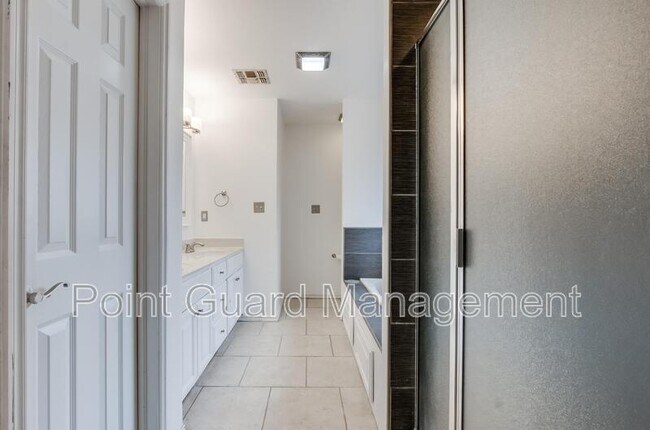 Building Photo - 10517 Queensbury Dr