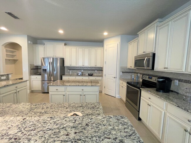 Building Photo - The perfect home waiting for you! FULLY FU...