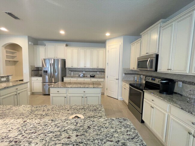 Building Photo - The perfect home waiting for you! FULLY FURNISHED!!