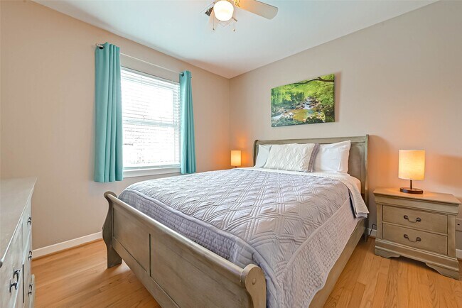 Building Photo - 5330 Hialeah Dr